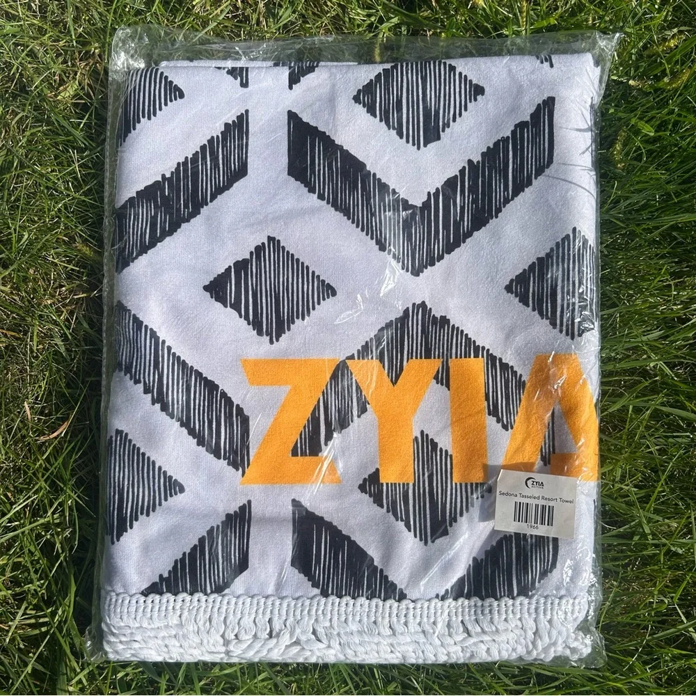 ZYIA Sedona Tasseled Resort White and Black Patterned Beach Pool Towel NEW
